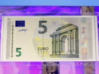 
	Durata de viata a unei bancnote de 5 euro = cu cea a buburuzei. Tot ce nu stiai despre moneda unica
