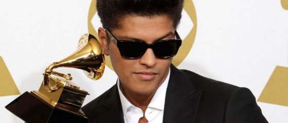 Snoop Dog, Bruno Mars, Black Eyed Peas si alti artisti internationali, inclusi in topul muzicii interzise la volan