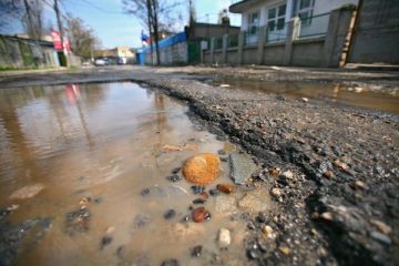 Ghid pentru soferi. Cum iti recuperezi banii dupa ce ti-ai avariat masina in gropile din asfalt