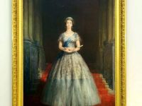 Un portret al reginei Elisabeta a II-a, in care aceasta are gatul prea lung , expus dupa 61 de ani