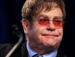 Elton John plateste 20.000 de lire sterline pentru o mama-surogat