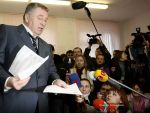 Liderul ultra-nationalist rus Vladimir Jirinovski, atacat cu varza murata intr-o conferinta de presa