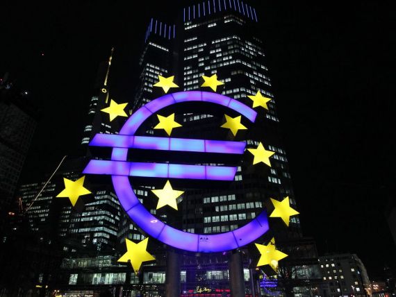 Euro s-a apreciat peste nivelul de 1,35 dolari pe unitate pentru prima oara din 2011