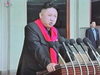 O fotografie in care Kim Jong-un apare in posesia unui smartphone genereaza controverse