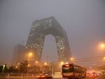 Lupta pentru supravietuire in cel mai poluat oras al lumii. Un britanic stabilit la Beijing a inventat bicicleta care respira