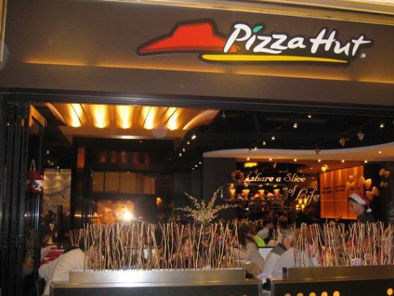 Seful Pizza Hut din Marea Britanie si Irlanda petrece patru ore pe zi debarasand mese in restaurante