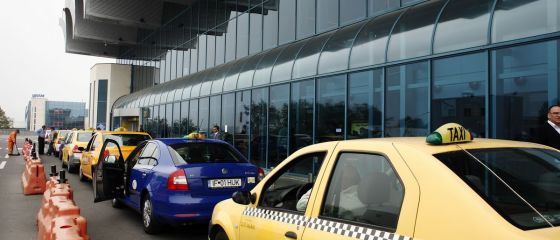 Adio comanda telefonica. Pasagerii de pe Otopeni isi vor putea chema taxiul prin touch screen