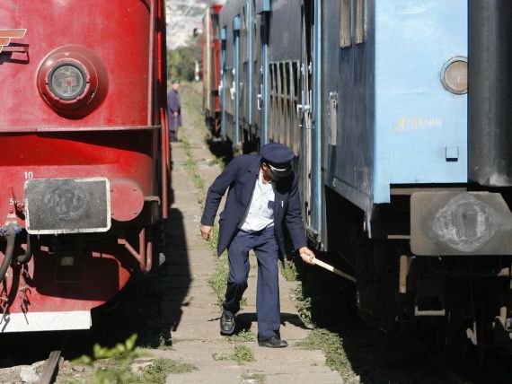 Sindicalistii din transporturi feroviare picheteaza Ministerul Finantelor, nemultumiti de salarii si reducerea numarului de trenuri