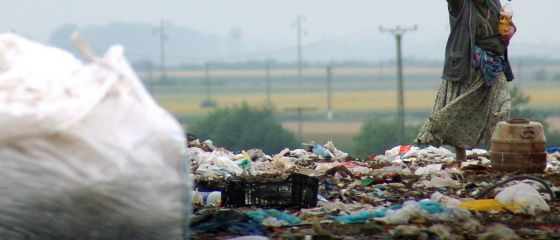 Reportaj The Sun: Romii traiesc in conditii mizere la groapa de gunoi din Cluj. Vor sa inceapa o noua viata in Marea Britanie