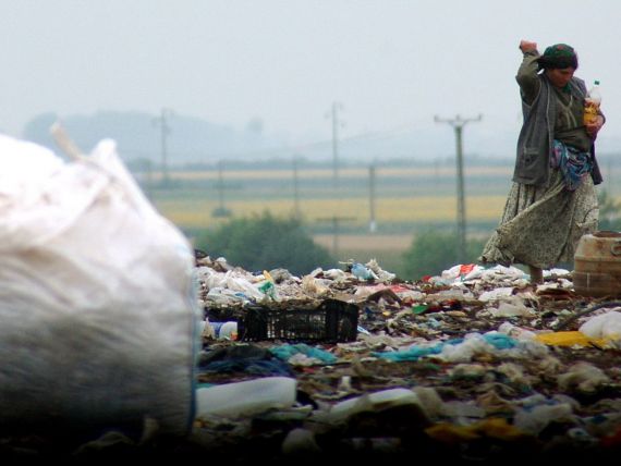 Reportaj The Sun: Romii traiesc in conditii mizere la groapa de gunoi din Cluj. Vor sa inceapa o noua viata in Marea Britanie