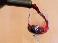 
	20.000 de romani isi permit, anual, sa cumpere sticle de vin mai scumpe de 100 de euro, la restaurant
