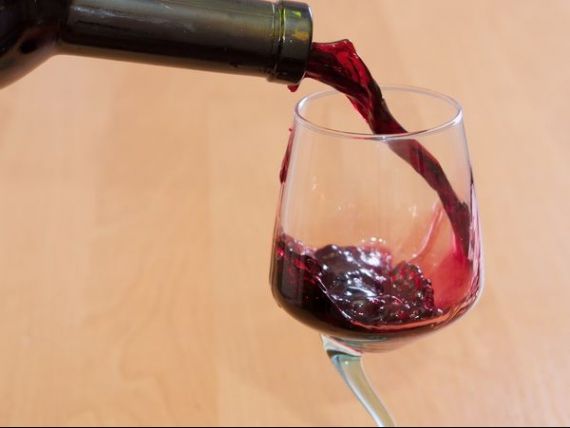 20.000 de romani isi permit, anual, sa cumpere sticle de vin mai scumpe de 100 de euro, la restaurant