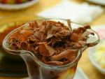 Ai auzit de Teuscher, Valrhona sau Vosges Haut-Chocolat? Ciocolata care se face in totalitate manual si dupa retete proprii