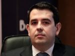 Dragos Bilteanu vrea sa fie noul patriarh al SIF-urilor. Printr-o tranzac shy;tie fara precedent pe piata locala, active de 2,4 mld. lei ar putea intra pe mainile tanarului om de afaceri