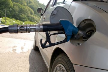 Carburantii, tot mai scumpi. Benzina, aproape de un nou record: 7 lei/litru