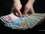 Cum isi bat joc bancile de putinii clienti care le mai trec pragul, cum scapa europenii de clauzele abuzive din contracte si Romania, pe locul 9 in Europa la productia de masini