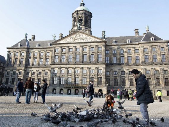 Cine vrea sa emigreze in Olanda trebuie sa semneze un contract. Guvernul, preocupat de numarul mare de romani si bulgari care vor ajunge odata cu deschiderea granitelor in 2014