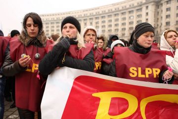 Sindicalistii de la Posta Romana protesteaza, cu cagule pe fata, in toata tara