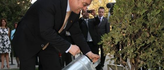 Emil Boc glumeste in legatura cu o eventuala candidatura la Presedintia Romaniei: Am o competitie pentru presedintia asociatiei de bloc