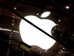 Apple pierde tot mai mult teren, investitorii mizeaza pe Google. Salvarea ar putea veni de la IWatch, ceasul de la care dai telefon