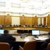 Pentru ca nu au reusit sa taie din privilegiile lor, parlamentarii fac economii cu angajatii. Au inceput disponibilizarile