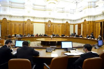 Pentru ca nu au reusit sa taie din privilegiile lor, parlamentarii fac economii cu angajatii. Au inceput disponibilizarile