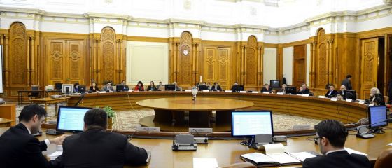 Pentru ca nu au reusit sa taie din privilegiile lor, parlamentarii fac economii cu angajatii. Au inceput disponibilizarile