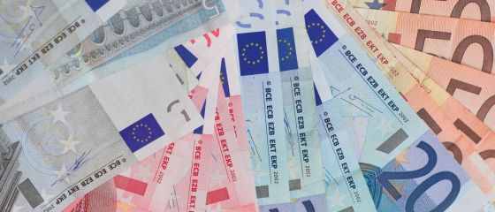 Romania s-a mai incarcat cu 1,5 mld. euro; datorie externa publica pentru a plati salarii si pensii, BNR va reduce in ianuarie dobanda-cheie la 3,75% si Twitter intra pe Bursa