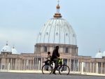 Angajatii Vaticanului au curatat cosul de fum al Capelei Sixtine, inaintea Conclavului