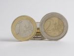 Leul s-a depreciat usor in fata euro. Referinta BNR a urcat cu aproape un ban, la 4,3643 lei/euro