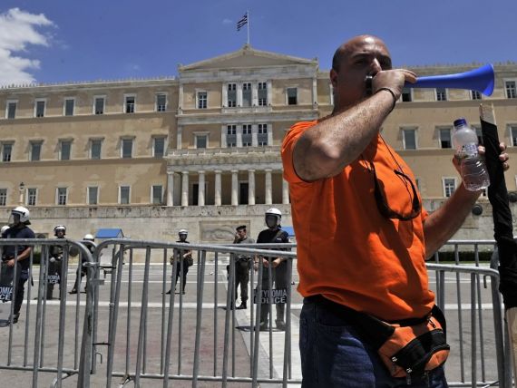 Grecia sa pregateste sa concedieze 150.000 de bugetari, un sfert din numarul total