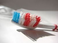 
	O noua inventie ar putea face cariera pe piata produselor de igiena: periuta de dinti cu manivela
