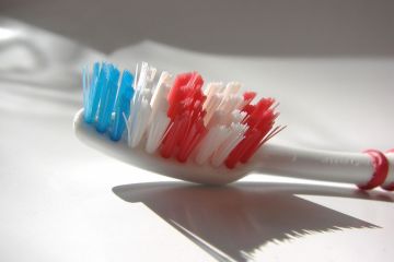 O noua inventie ar putea face cariera pe piata produselor de igiena: periuta de dinti cu manivela