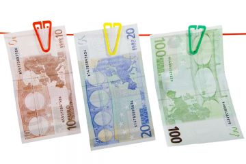 Euro scade la minimul ultimelor 14 luni fata de dolar, dupa acordul UE - Cipru. Cotatia aurului a crescut cu aproape 1% si a trecut de 1.600 dolari pe uncie