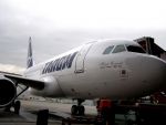 Basescu merge pentru prima data intr-o deplasare oficiala cu un zbor de linie Tarom. Cu acelasi avion calatoreste si premierul Ponta