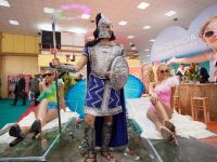 
	Targul de Turism: Nimfe, personaje mitologice, vacante la un euro si Mazare costumat in gladiator
