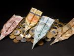 Leul a trecut pe crestere, dupa cinci sesiuni consecutive de scadere. Referinta BNR a coborat usor, la 4,3940 lei/euro