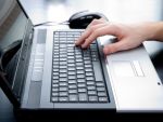 Cumparaturile de pe smartphone sau laptop, preferate de 90% din mamele din Europa