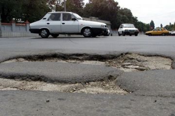 Autostrada gropilor. 80 de km de cratere ii asteapta pe soferii care vor sa ajunga la mare de 1 Mai