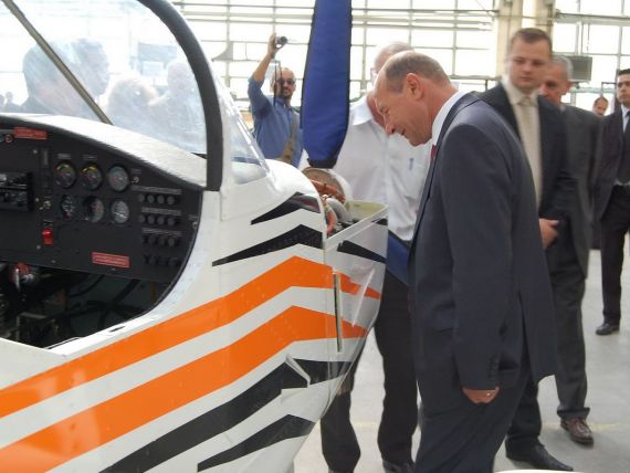 Ministrul Transporturilor: Basescu sa renunte la populismele ieftine. In Europa merge cu un avion ce costa 7 milioane de euro