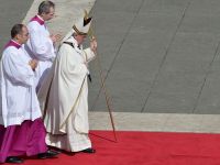 Intalnire istorica intre Papa Francisc si Papa emerit
