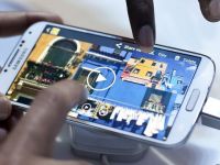
	Cel mai performant Android al anului a ajuns in Romania. Samsung Galaxy S4, lansat cu elicopterul
