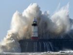Tabloul apocaliptic pentru urmatoarele decenii, creionat de meteorologi: Vom petrece de doua ori mai mult timp, in zbor, in turbulente. Companiile de transport maritim se vor confrunta cu valuri de 40 m inaltime