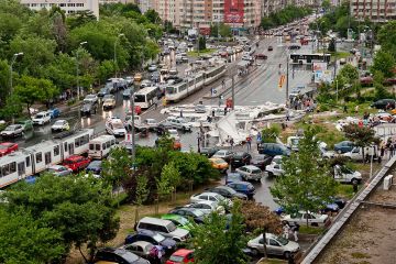 Cea mai puternica furtuna inregistrata in ultimii cinci ani in Bucuresti le da de furca primariilor de sector si asiguratorilor