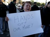 Sute de angajati ai bancilor manifesteaza la Nicosia