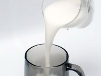 
	Ministrul Agriculturii: &bdquo;Tot laptele din magazine este bun pentru consum.&rdquo; Vanzarile s-au injumatatit, procesatorii pierd zeci de milioane de euro
