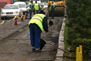 Si-au pierdut increderea in autoritati. Localnicii din Tara Oasului isi asfalteaza drumurile si utileaza scolile din banii proprii