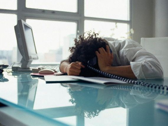 Stresul la locul de munca, boala de care sufera 40% dintre angajati. 12 pasi pentru o viata fericita la birou