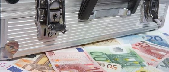 Se pregateste BNR de infiintarea unei banci-punte, cum faci bani din hartia igienica si seful Facebook ar putea intra in politica