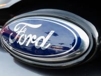 Ford cere scuze pentru o reclama in care Berlusconi conduce o masina cu femei in portbagaj